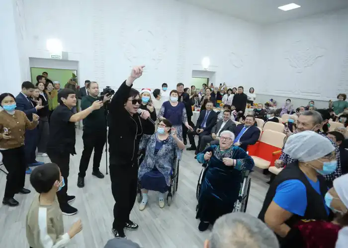 Глава региона Нурдаулет Килыбай вручил подарки получателям услуг Центра специальных социальных услуг № 2 в преддверии Нового года {city2}