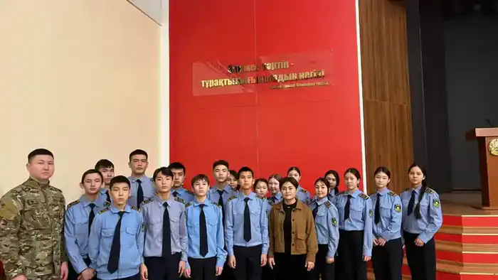 За кулисами закона: Нуринские школьники открывают двери в мир полиции на экскурсии в Карагандинской академии МВД {city2}