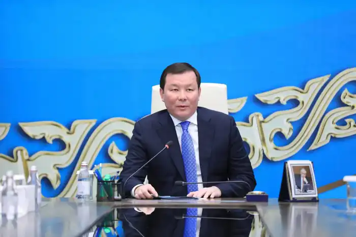 В Актобе писателям вручили грант «Қазына» на встрече с акимом области {city2}