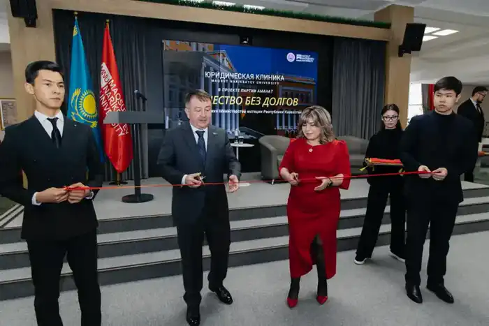 Министр юстиции Ерлан Сарсембаев принял участие в торжественном открытии юридической клиники при Maqsut Narikbayev University и провел гостевую лекцию для студентов (5)