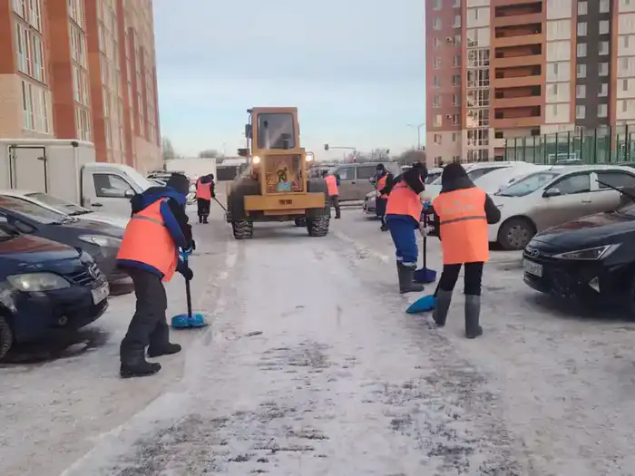 Более 3 000 дорожных рабочих задействованы в снегоуборочных работах в Астане (5)