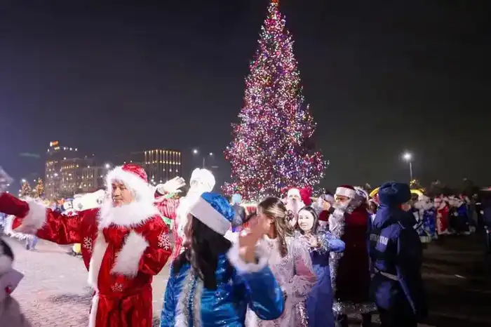 Шымкент встречает зиму: главная ёлка зажгла огни праздника {city2}