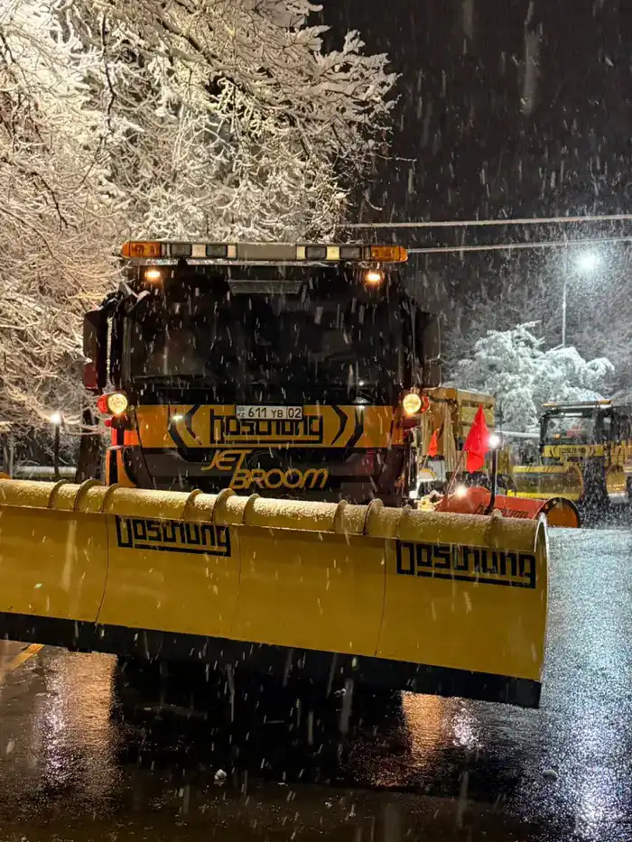 Снежная буря в Алматы: коммунальщики на страже! {city2}