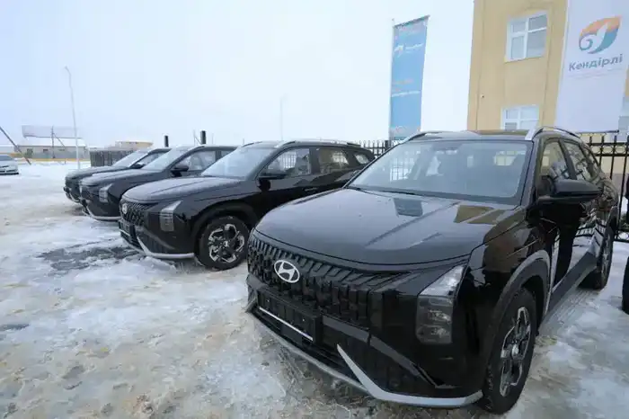 В селе Кендерли открыли новое здание акимата, вручили служебные автомобили (2)