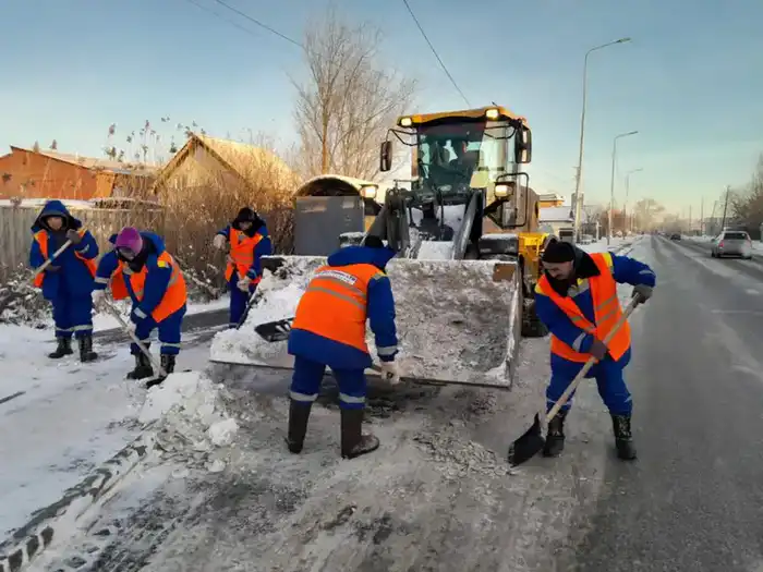 Более 3 000 дорожных рабочих и 1 400 единиц спецтехники задействованы в снегоуборочных работах в Астане (6)