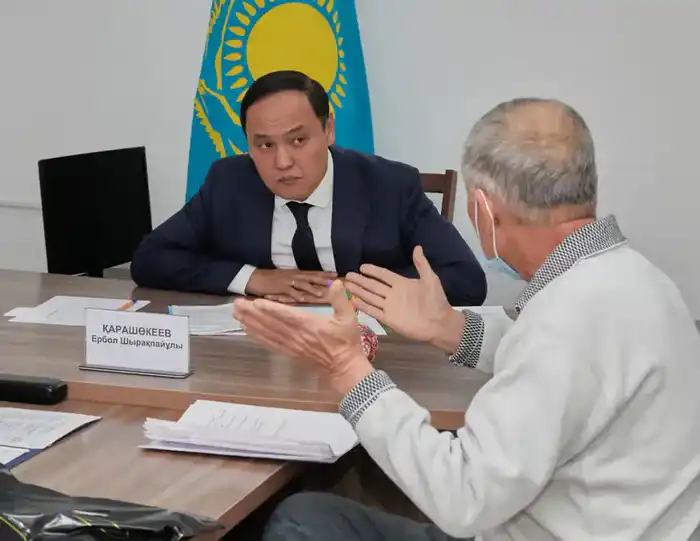 Аким Жамбылской области Ербол Карашукеев провёл приём граждан, обсуждая важные вопросы {city2}