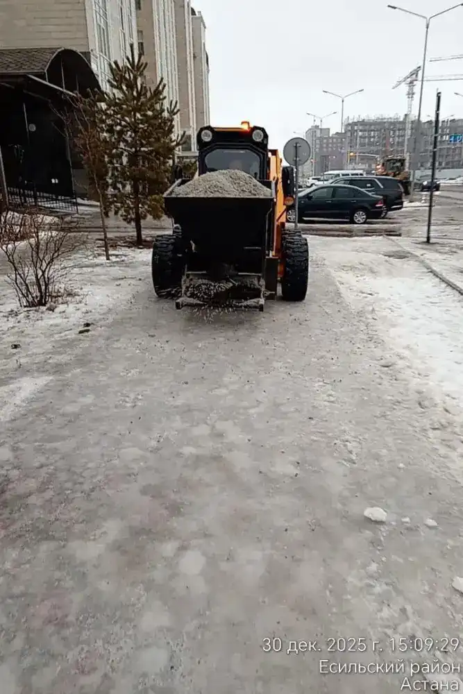 В столице продолжается обработка дорог и тротуаров техсолью (5)