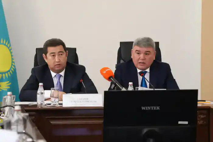 Поддержка аграриев Северо-Казахстанской области: встреча с Айдарбеком Сапаровым и планы субсидирования на 2025 год {city2}