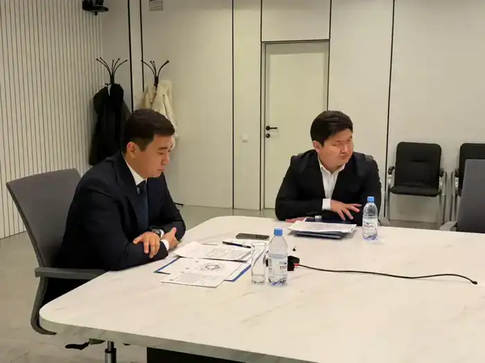 Граждане делятся проблемами жилищного обеспечения на приеме у вице-министра Куандыка Кажкенова {city2}