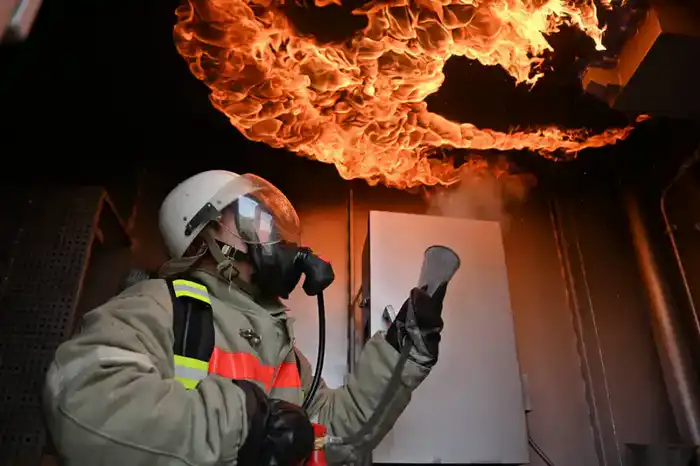 Морская подготовка: матросы на боевом корабле отрабатывают навыки выживания в условиях, приближенных к реальным авариям {city2}