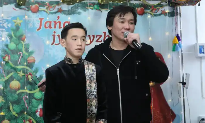 Аким Мангистауской области поздравил воспитанников детского дома с Новым годом (7)