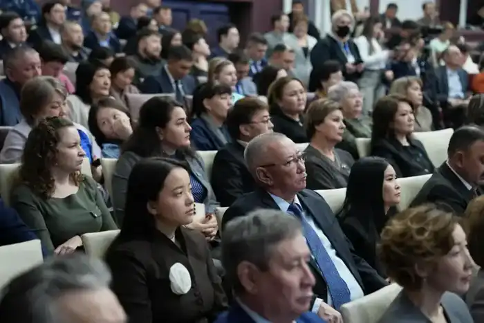 Акимы ВКО и Усть-Каменогорска обсудили социально-экономическое развитие региона и планы инвестиций {city2}