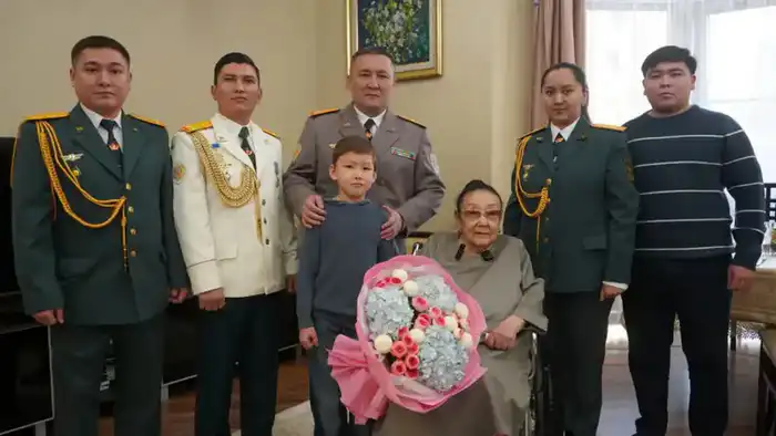 В Алматы военнослужащие с оркестром поздравили Бибигуль Тулегенову с днем рождения (2)