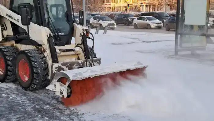 Более 3 000 дорожных рабочих и 1 400 единиц спецтехники задействованы в снегоуборочных работах в Астане (9)