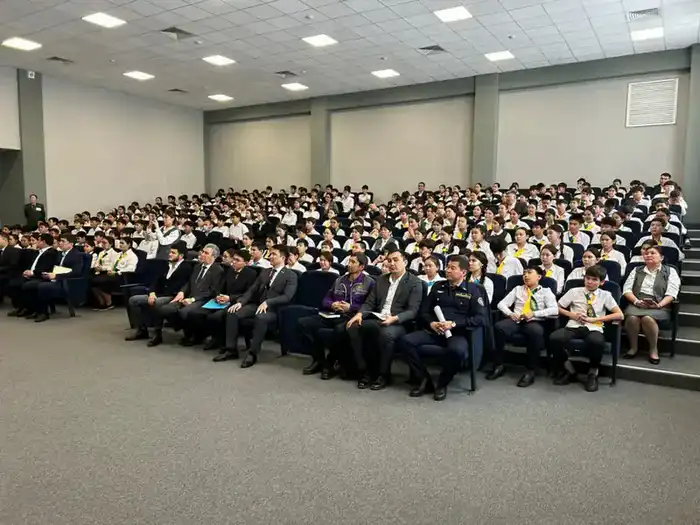 Школьники Жамбылской области обсуждают будущее профессий в транспортном секторе с вице-министром {city2}