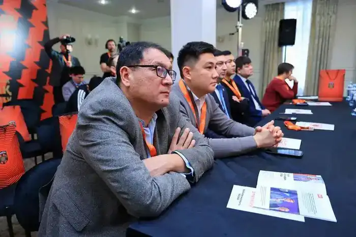 Футбольный клуб «Шахтёр» возглавил титулованный казахстанский тренер Дмитрий Огай (3)