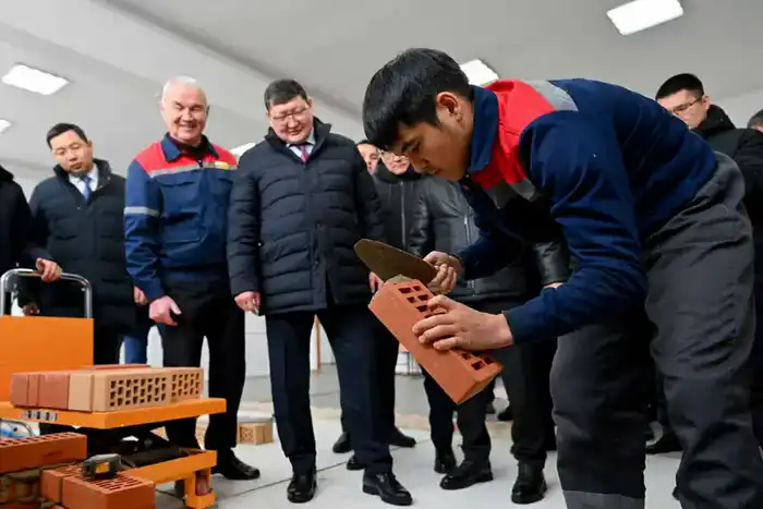 Глава региона ознакомился с работой Высшего колледжа геодезии, картографии и строительства (2)