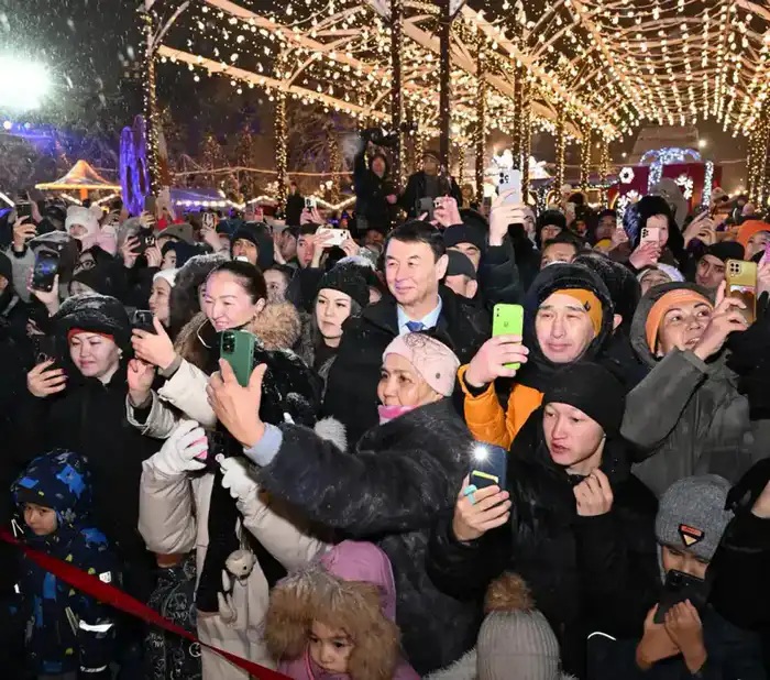 Алматы: ёлка, фейерверки и волшебство на площади! {city2}