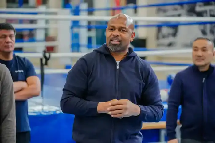 Звезда бокса Рой Джонс провел мастер-класс для молодежи в Астане (3)