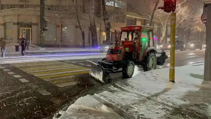 Алматы очищают от снега: коммунальные службы продолжают работу после снегопада {city2}