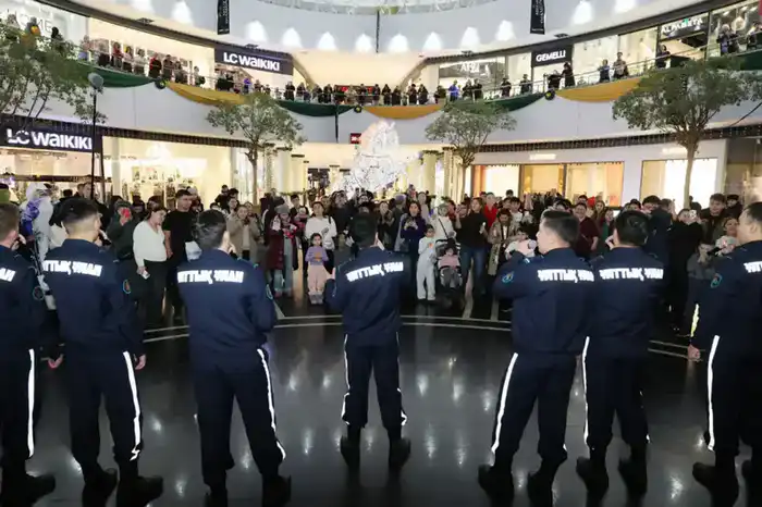 Военнослужащие Нацгвардии наполнили столицу новогодним настроением (7)