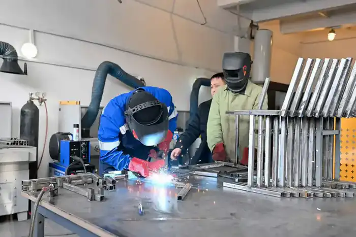 Глава региона ознакомился с работой Высшего колледжа геодезии, картографии и строительства (9)