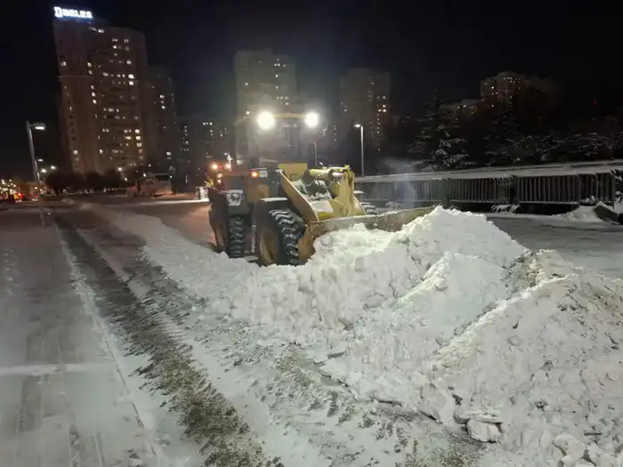 Около 1 200 единиц спецтехники заняты в снегоуборочных работах в Астане ночью (7)