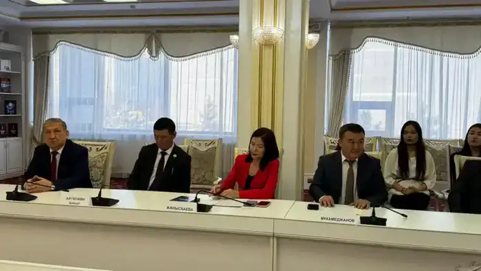 Обсуждение влияния Мыржакыпа Дулатулы на язык и журналистику как способ сохранения культурного наследия в Астане {city2}