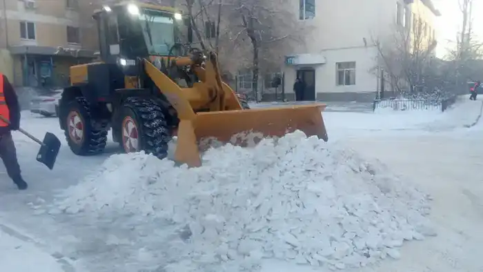 В Астане продолжаются масштабные снегоуборочные работы с привлечением тысяч дорожных рабочих и спецтехники {city2}