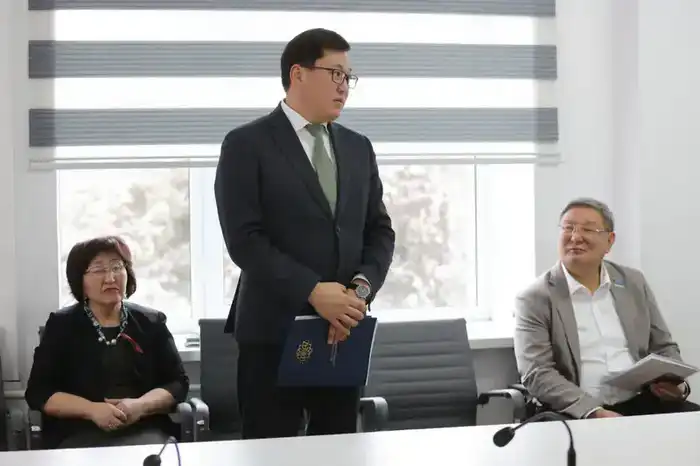 Встреча у открытого окна: Ербол Карашукеев выслушал голоса граждан {city2}