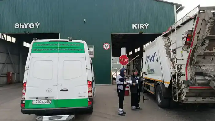 В Алматы усилили контроль за мусоровывозящим транспортом для улучшения экологической ситуации {city2}