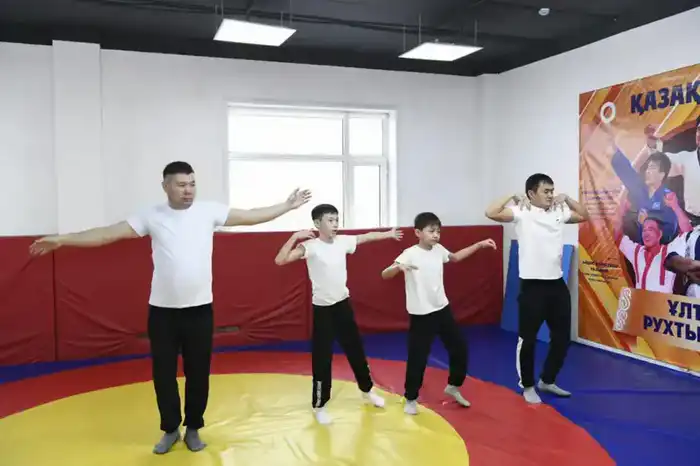 День Независимости: отцы и дети на спортивном мосту единства в Астане {city2}