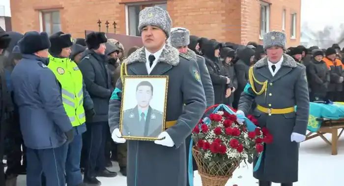 Полицейские провели церемонию прощания с погибшим старшим лейтенантом Асанали Аскербековым в Акмолинской области {city2}