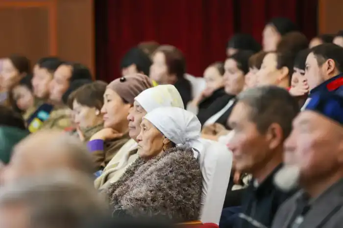 Ербол Карашукеев встретился с жителями Сарысуского района для обсуждения социально-экономических вопросов {city2}