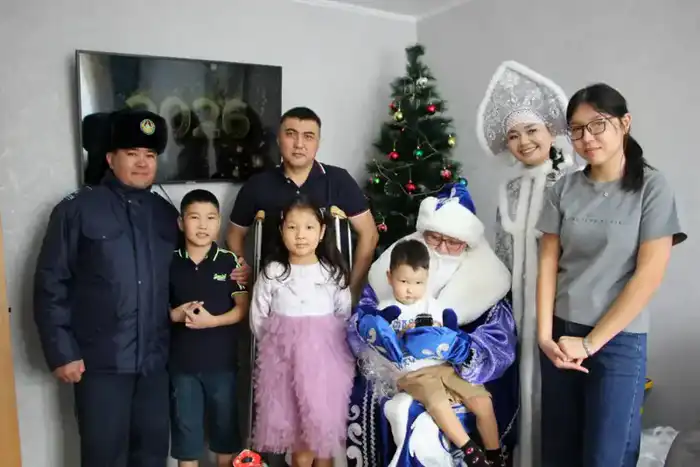 Полиция Восточно-Казахстанской области организовала новогодний праздник для детей погибших и раненых сотрудников {city2}