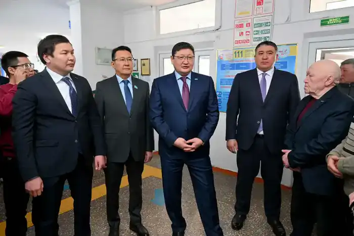 Аким области Берик Уали встретился с жителями села Тарбагатай для обсуждения проблем водоснабжения, медицины и транспорта {city2}