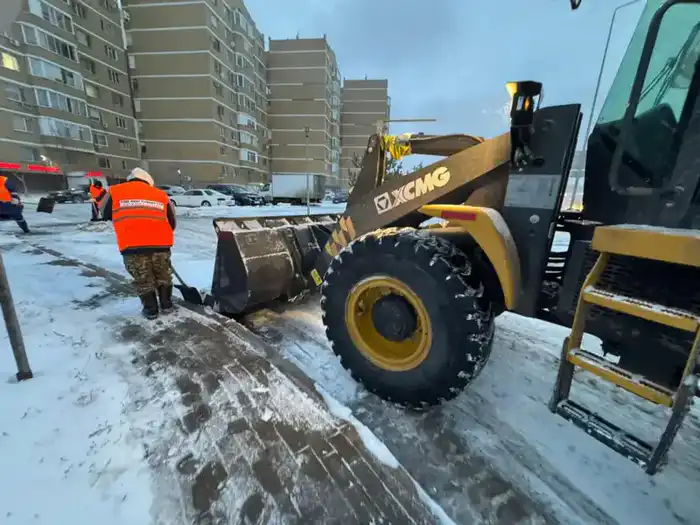 Снегуборочные работы в Астане: более 3 000 рабочих и 1 500 единиц техники на линии {city2}