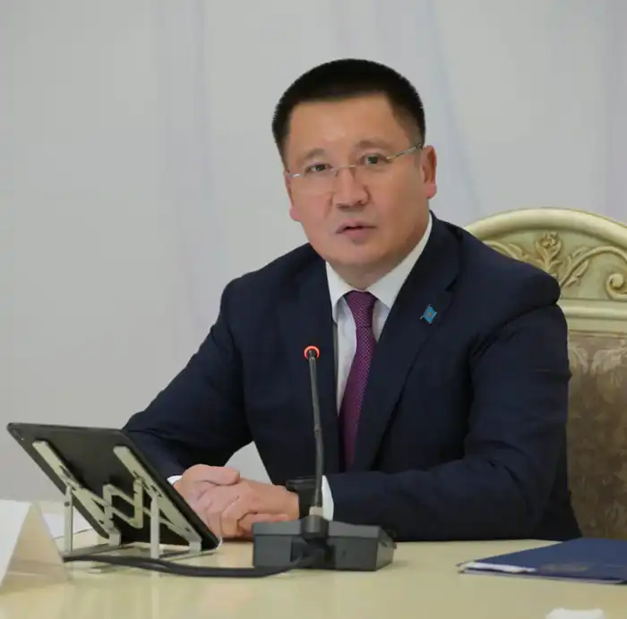 Культурный мост: Асаин Байханов встречается с творческой интеллигенцией для укрепления национального самосознания {city2}