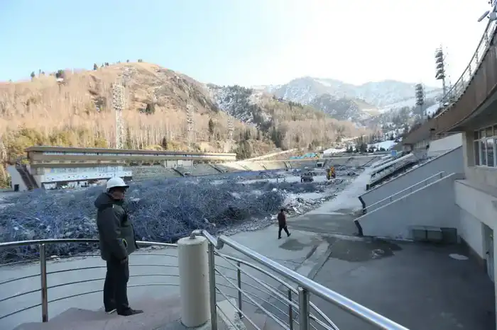 В Алматы продолжается международная модернизация катка "Медеу" и строительство нового стадиона {city2}