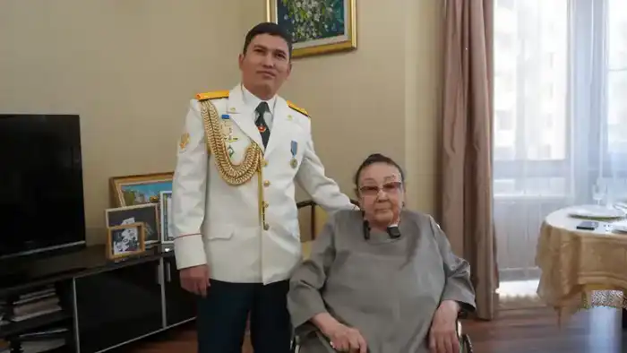 Симфония поздравлений: в Алматы военнослужащие с оркестром отметили 96-летие Бибигуль Тулегеновой {city2}