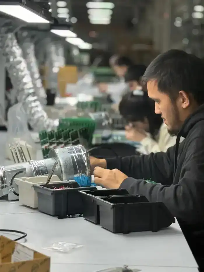 Внедрение современных цифровых решений: вице-министр Жаннат Дубирова посетила QR System (5)