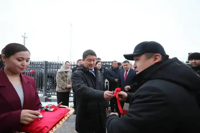 В селе Кендерли открыли новое здание акимата, вручили служебные автомобили (4)