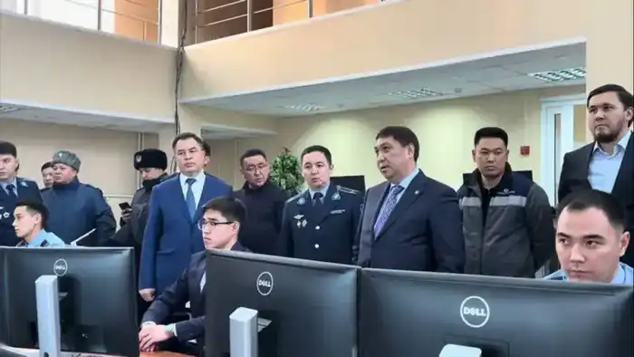 Сакен Сарсенов подчеркивает важность дисциплины и взаимодействия полиции с населением во время визита в Алматинскую область {city2}