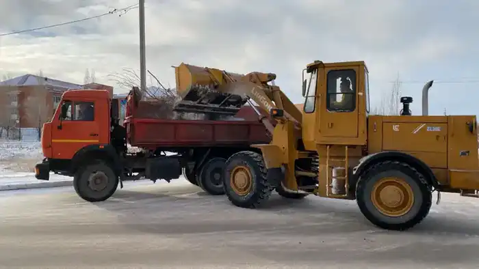 Астана: более 1200 спецмашин убирают снег {city2}