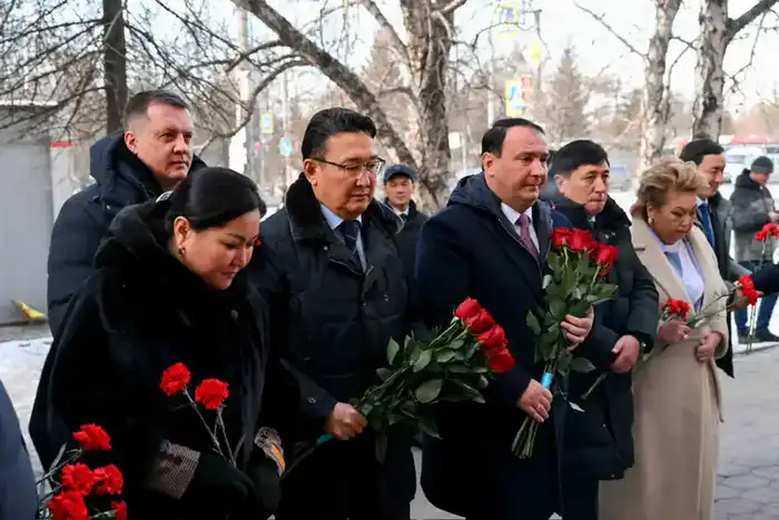 Делегация области Абай посетил памятник Шокана Уалиханова и мемориальную доску Кемеля Токаева в Омске (7)