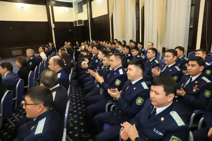 Аким области поздравил работников прокуратуры с профессиональным праздником (3)