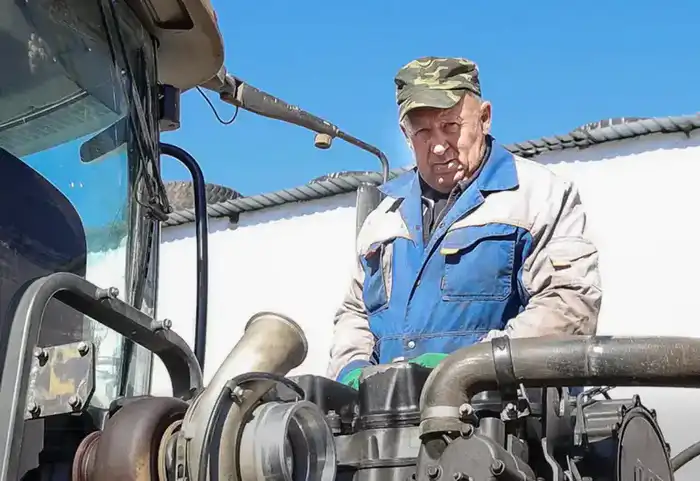 Трудовая преданность и профессионализм: история механизатора Олега Краскова за 45 лет в аграрной отрасли {city2}