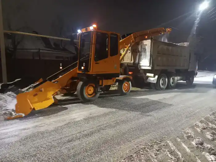 В Астане более 1200 единиц спецтехники задействованы в ночной снегоуборке {city2}