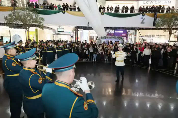 Военнослужащие Нацгвардии наполнили столицу новогодним настроением (5)