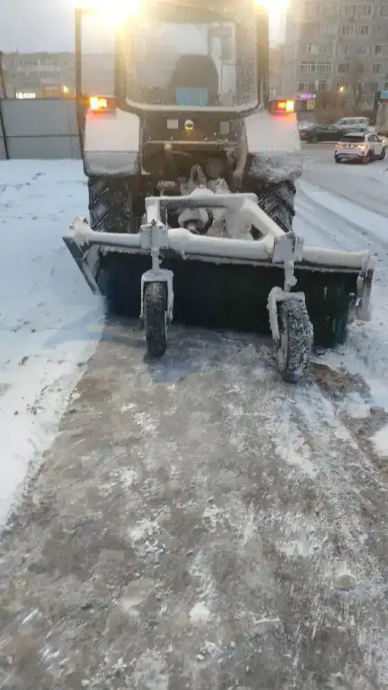 Более 3 000 дорожных рабочих и около 1 500 единиц спецтехники задействованы в снегоуборочных работах в Астане (8)